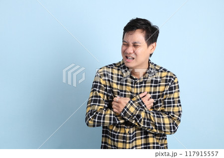 35s Asian man 117915557