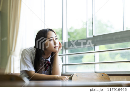 教室の椅子に座る女子高生 教室の椅子に座る女子高生 117916466