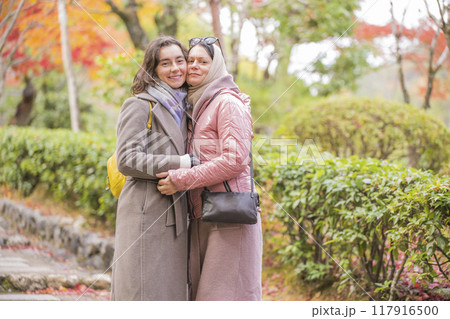 京都を観光する外国人観光客の親子 117916500