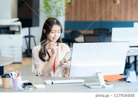 オフィスで働くビジネスウーマン オフィスで働くビジネスウーマン 117916888