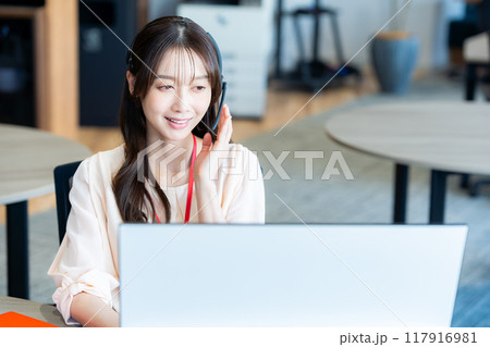 オフィスで働く女性のオペレーター オフィスで働く女性のオペレーター 117916981