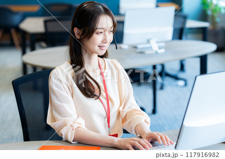 オフィスで働く女性のオペレーター 117916982