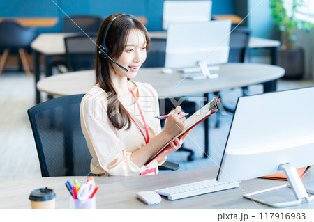 オフィスで働く女性のオペレーター 117916983