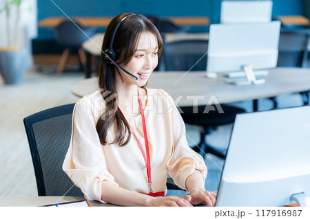 オフィスで働く女性のオペレーター 117916987