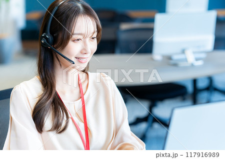 オフィスで働く女性のオペレーター 117916989