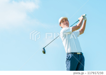 ゴルフ場でゴルフをするゴルファーの男性(笑顔・ティーショット・ゴルフコンペ) 117917230