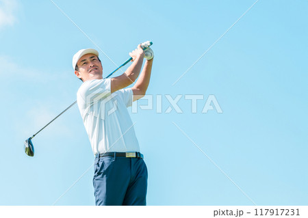 ゴルフ場でゴルフをするゴルファーの男性(笑顔・ティーショット・ゴルフコンペ) ゴルフ場でゴルフをするゴルファーの男性(笑顔・ティーショット・ゴルフコンペ) 117917231