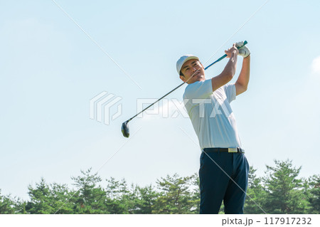 ゴルフ場でゴルフをするゴルファーの男性(笑顔・ティーショット・ゴルフコンペ) 117917232