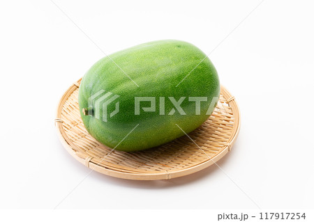 竹ざるに載った冬瓜 竹ざるに載った冬瓜 117917254