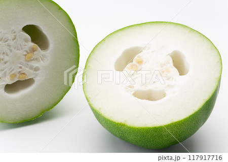 半分にカットした冬瓜の断面のクローズアップ 半分にカットした冬瓜の断面のクローズアップ 117917716