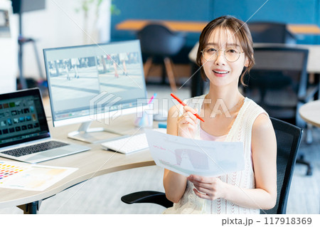 オフィスで働くクリエイター 117918369