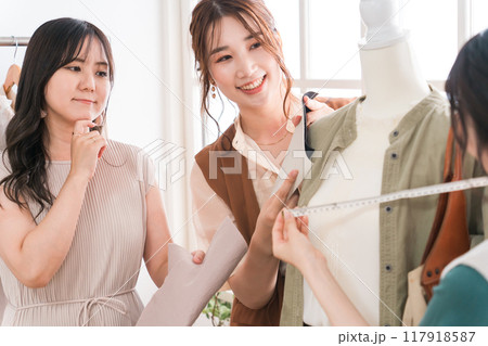 ファッションデザイナー・パタンナー・スタイリスト・アパレルの仕事をする女性達 ファッションデザイナー・パタンナー・スタイリスト・アパレルの仕事をする女性達 117918587