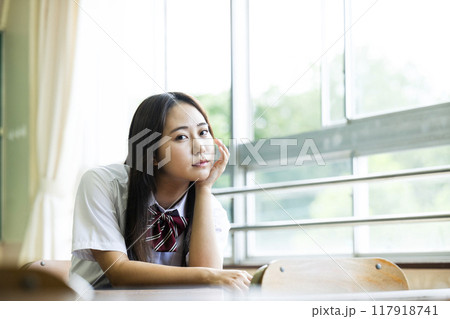 教室の椅子に座る女子高生 117918741
