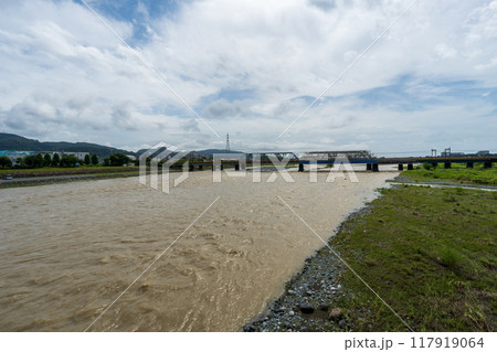台風で増水した川と空　台風の酒匂川 117919064
