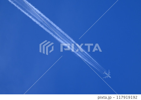 青空と白い雲　飛行機雲 cargo aircraft 117919192