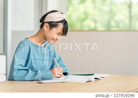 勉強する中学生・高校生の女の子(宿題・受験勉強・学習・教育) 勉強する中学生・高校生の女の子(宿題・受験勉強・学習・教育) 117919290