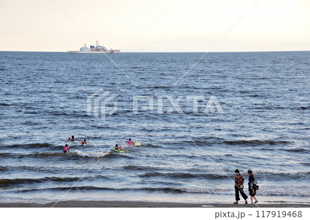 片瀬西浜海岸を散歩するカップル 片瀬西浜海岸を散歩するカップル 117919468