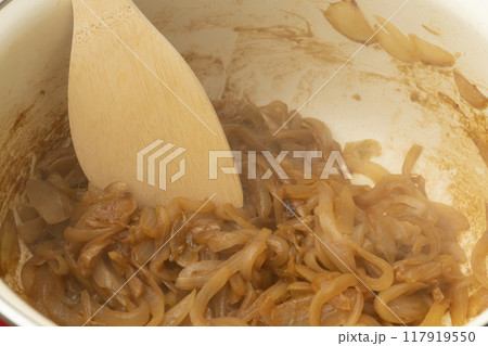 オニオングラタンスープ　飴色玉ねぎ　バゲット　チーズ 117919550