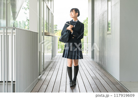 校舎の廊下を歩く制服姿の中学生・高校生の女の子 校舎の廊下を歩く制服姿の中学生・高校生の女の子 117919609