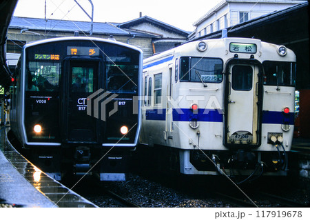 折尾駅で並ぶ817系電車とキハ47形気動車（JR九州） 117919678