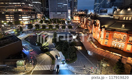 ライトアップされた東京駅と駅前広場 117919820