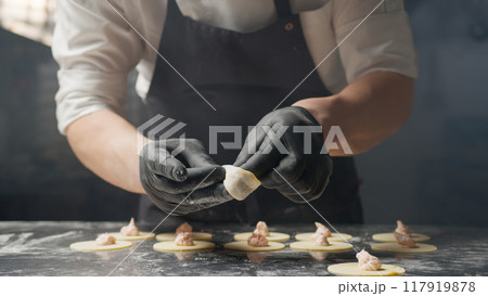 Italian chef prepares stuffed cappellacci  117919878