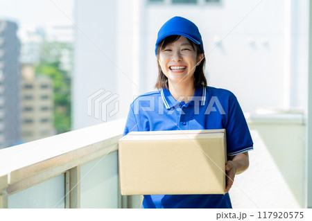 荷物を届ける宅配便の女性ドライバー 荷物を届ける宅配便の女性ドライバー 117920575