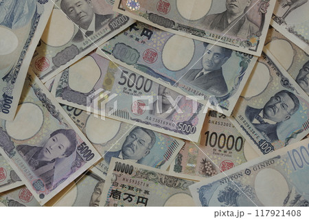 敷き詰められた新札旧札 敷き詰められた新札旧札 117921408