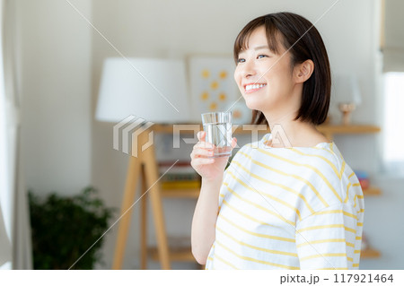 コップを持つ女性 コップを持つ女性 117921464