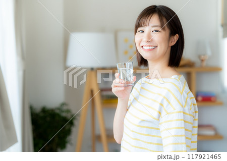 コップを持つ女性 コップを持つ女性 117921465