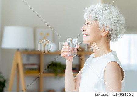 コップを持つシニア女性 117921556
