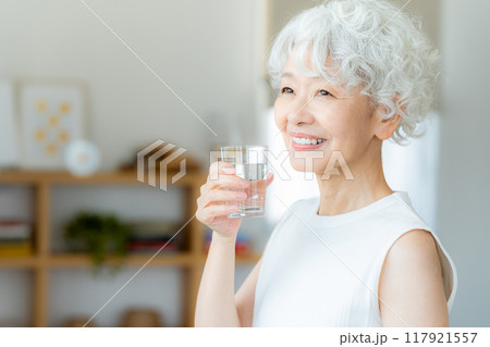コップを持つシニア女性 コップを持つシニア女性 117921557