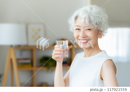 コップを持つシニア女性 117921559