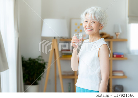 コップを持つシニア女性 コップを持つシニア女性 117921560