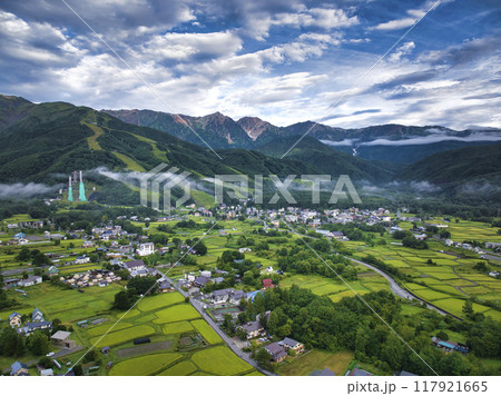 夏の白馬連峰の幻想的な朝の眺め 長野県白馬村(ドローンによる空撮) 夏の白馬連峰の幻想的な朝の眺め 長野県白馬村(ドローンによる空撮) 117921665