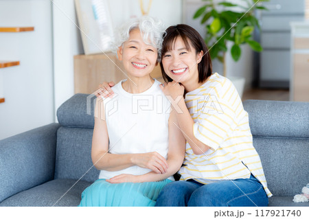 リビングでくつろぐ仲良し親子 リビングでくつろぐ仲良し親子 117921740