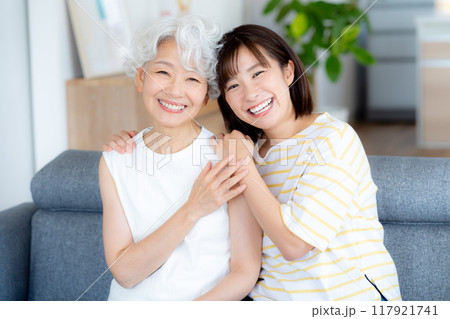 リビングでくつろぐ仲良し親子 117921741