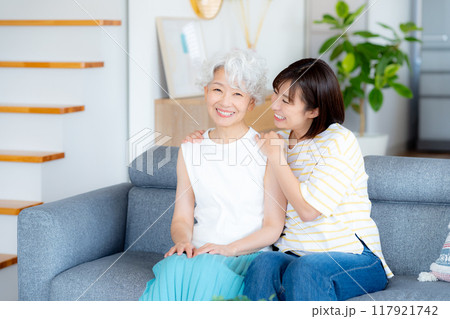 リビングでくつろぐ仲良し親子 リビングでくつろぐ仲良し親子 117921742