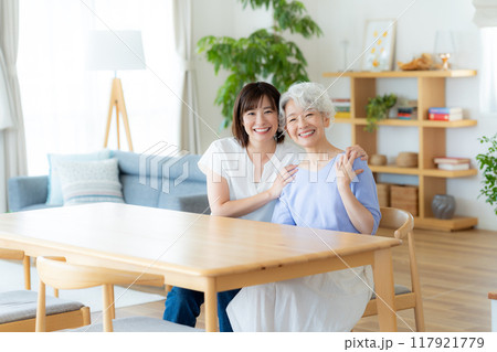 リビングでくつろぐ仲良し親子 117921779