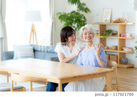 リビングでくつろぐ仲良し親子 リビングでくつろぐ仲良し親子 117921780