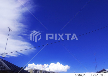 夏の青空と白い雲 117921912