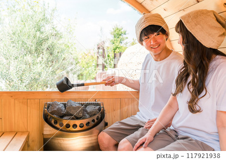 サウナに入っているカップルの若い男女 サウナに入っているカップルの若い男女 117921938
