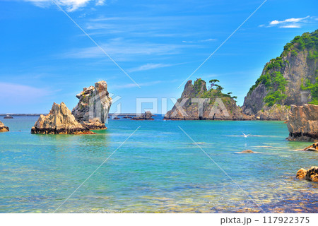 東北・小袖海岸・美しい海岸線の風景と兜岩・岩手県久慈市(1) 117922375
