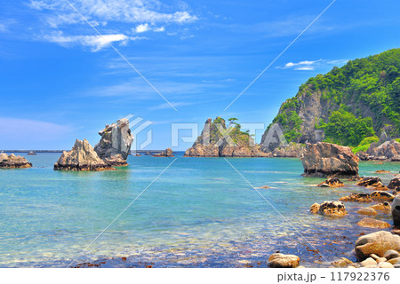 東北・小袖海岸・美しい海岸線の風景と兜岩・岩手県久慈市(2) 117922376