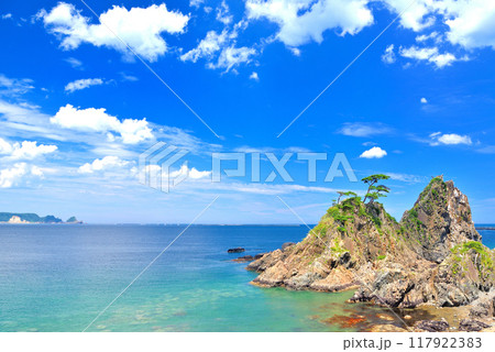 東北・小袖海岸・美しい小袖海岸の夏空と、兜岩(かぶといわ)のイメージ・岩手県久慈市(1) 117922383