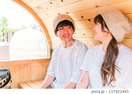サウナに入って楽しく会話するTシャツ姿のカップルの若い男女 サウナに入って楽しく会話するTシャツ姿のカップルの若い男女 117922493