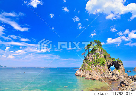 東北・小袖海岸・思わず出掛けたくなる久慈の美しい風景、釣鐘堂と夏空のイメージ・岩手県久慈市 117923018