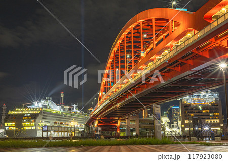 神戸大橋と豪華客船二隻 117923080