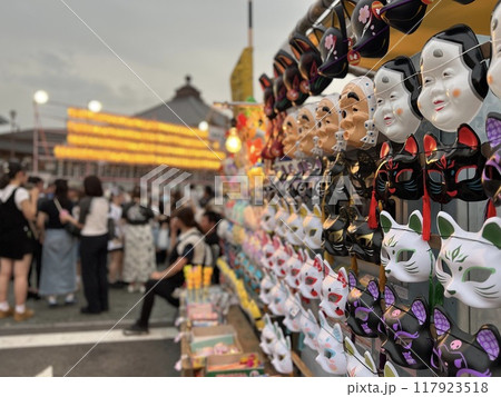 夏祭りと提灯とお面屋台 夏祭りと提灯とお面屋台 117923518