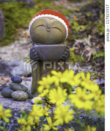 黄色い花とお地蔵様 黄色い花とお地蔵様 117923557